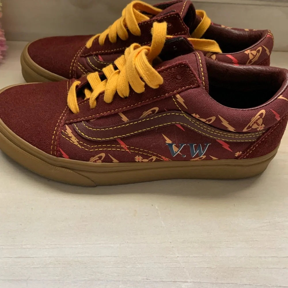 VANS - Picture 1 of 7